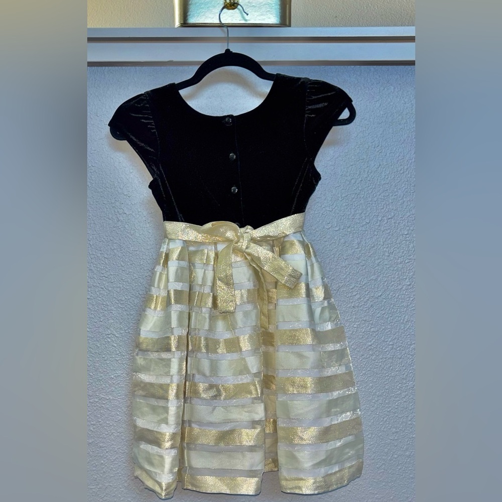 Jona Michelle Black, Ivory & Gold Dress with Bow Accent
Size: (7) - Picture 8 of 13